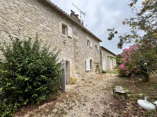 En campagne, maison en pierre de 185m2 avec jardin et dépendance