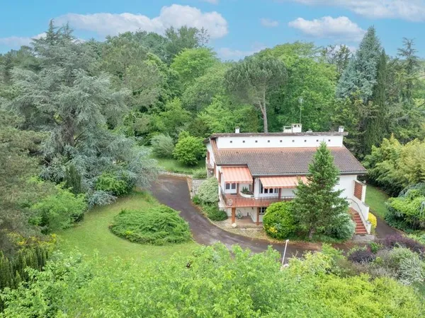Grande Villa sur Terrain Boisé