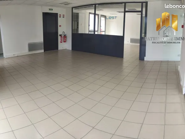 Local 73 m² Damigny