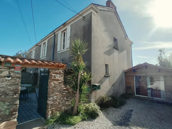 Maison bourgeoise d'environ 155m² + locatif 70m² - jardin clos 1325m²