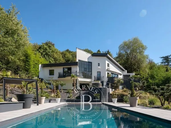 Limonest - Maison contemporaine 305 m² - Terrain de 5800 m² - 4/5 chambres - Piscine