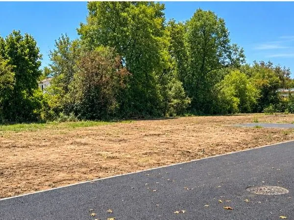 Terrain à bâtir de 450 m² à LE TAILLAN-MEDOC (33)