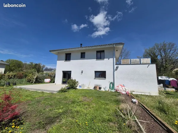Rare-tres belle maison contemporaine avec terrain plat et enrochement paysager