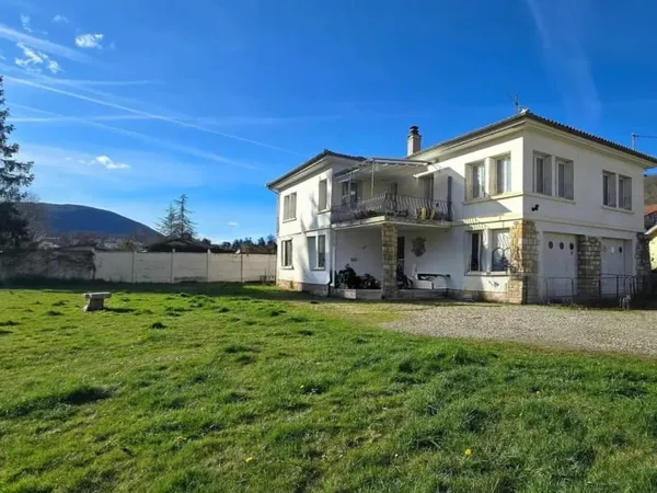 Maison 8 pièces 243 m²