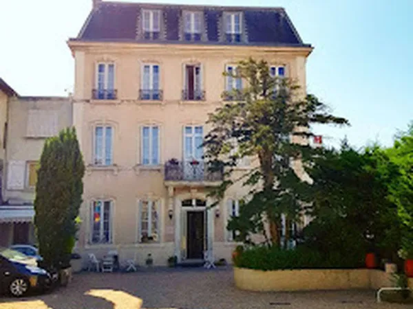 Hôtel particulier plus 2 hangars