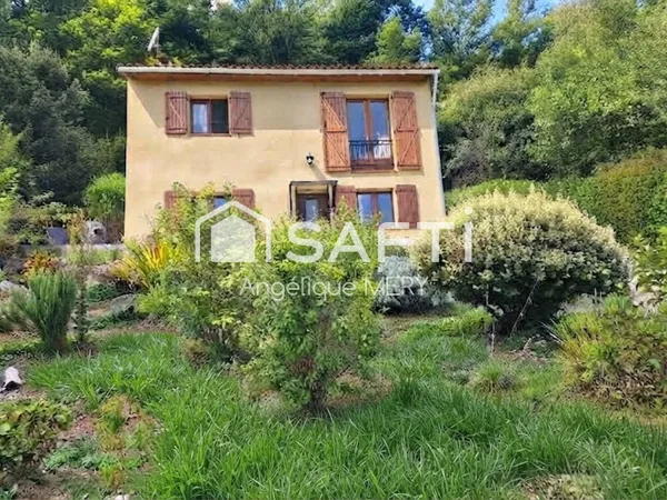 Maison de caractère avec vue dégagée sur la vallée, jardin en terrasses et terrasse, au coeur des Py