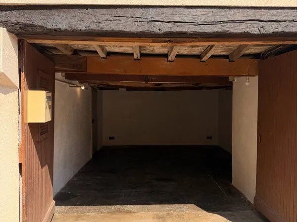 Grand garage 30 m² avec WC et électricité