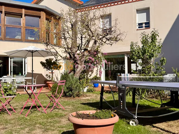 MAISON NANTES -- IMPASSE PRIVEE -- 5 CHAMBRES -- BUREAU -- DEUX GARAGES -- JARDIN --CHEMINEE --