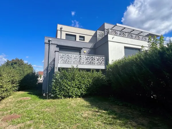 F2 avec exceptionnel jardin de 199 m², garage et parking