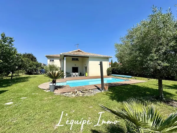 Maison d'architecte de 230m2 environ sur 1200m2 avec piscine