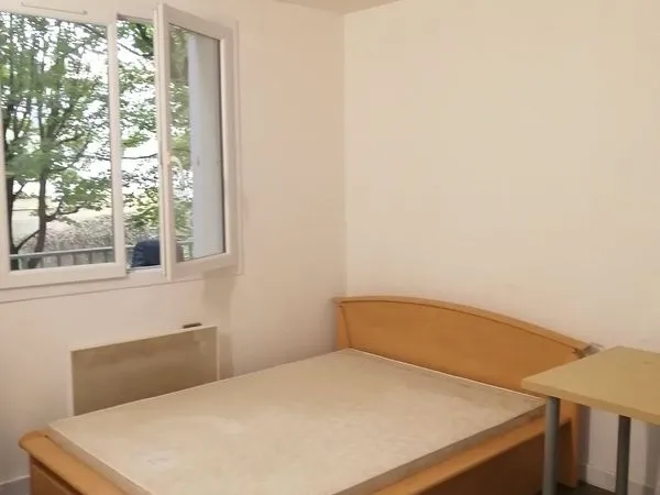 Chambre meublée disponible en colocation avec accès métro 5 à Bobigny