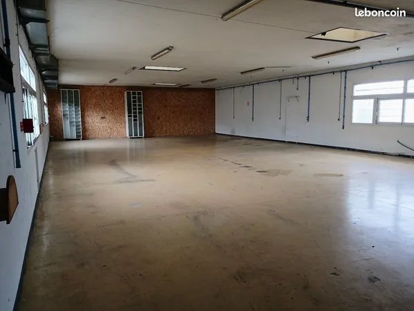 Local professionnel de 220 m² à Écoyeux (17)