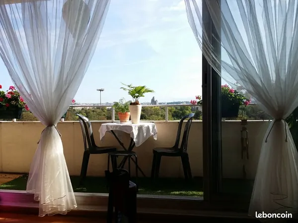 Studio meublé avec grand balcon, métro Liberté