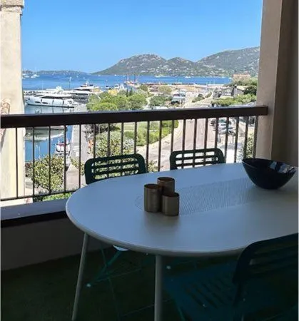 Studio meublé , vue sur le port de Porto-Vecchio