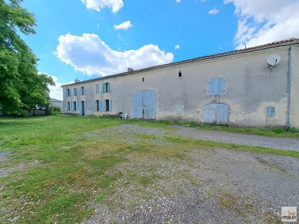 Maison Charentaise avec dépendances et jardin - 190 m² - 6 pièces - 4216 m²