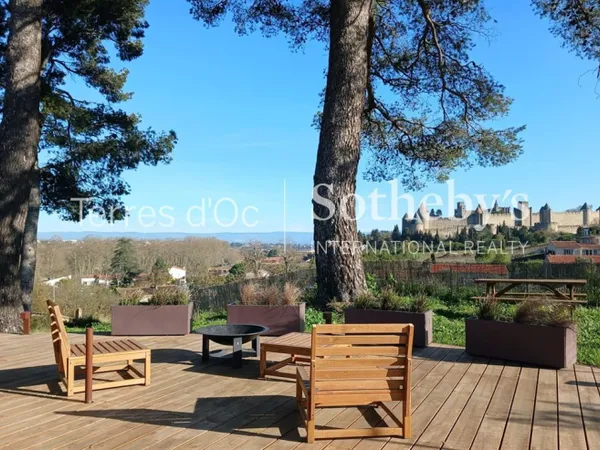 ELEGANTE VILLA CONTEMPORAINE AVEC VUE EXCEPTIONNELLE SUR LA CIT