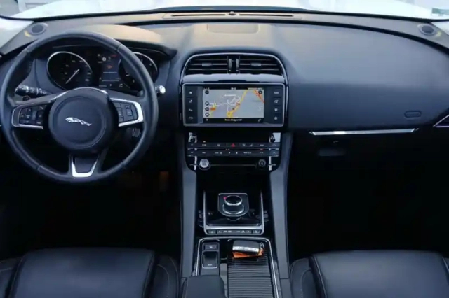 Jaguar F-Pace 2.0 d - 180 ch awd bva8 — photo 16