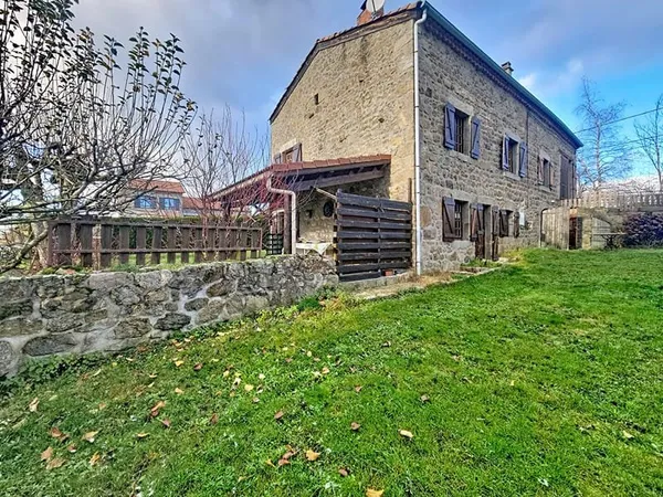 GRAZAC ! Ancien corps de ferme sur 1200 m2 de terrain