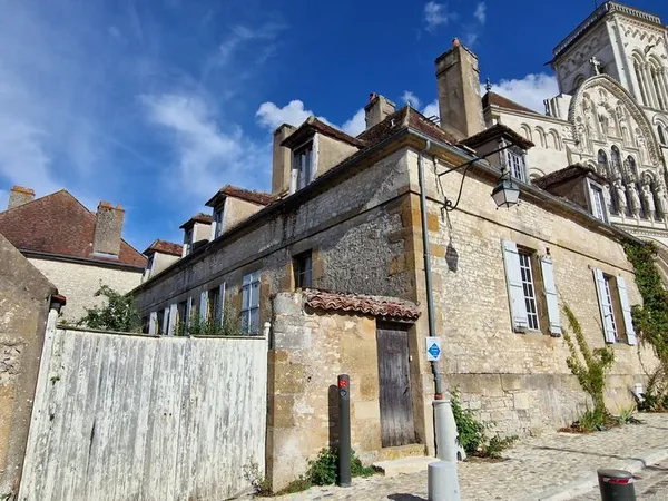 Au coeur de Vézelay, deux pièce à louer