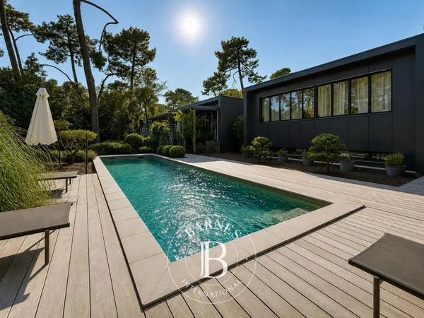 VILLA D'ARCHITECTE DE 350 M² AVEC PISCINE ET PATIO AU CŒUR DU QUARTIER DE L'HAITZA AU PYLA-SUR-MER