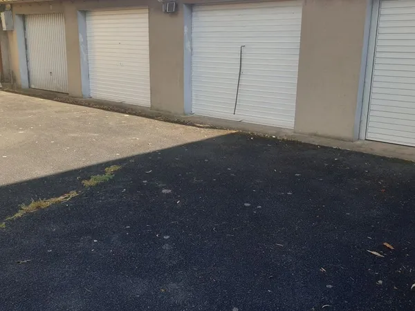 Lot 4 garages loués - Potentiel logements - Angoulême