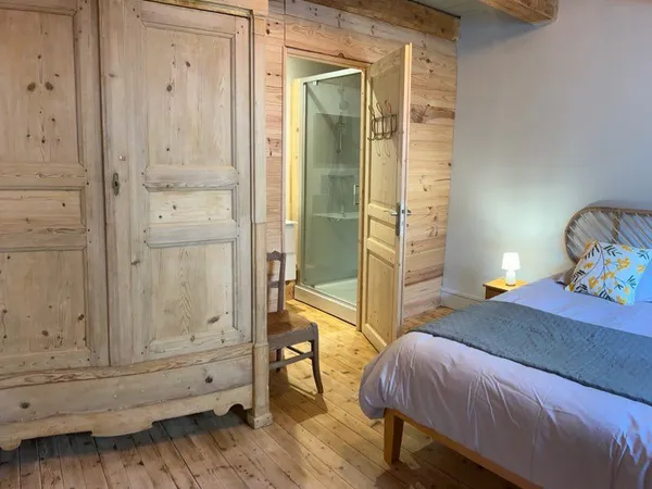 Chambre pleine de charme avec salle de bain privative
