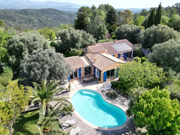 VILLA EN 2 APPARTEMENTS DE PLAIN-PIED 200M2 HABITABLE PISCI
