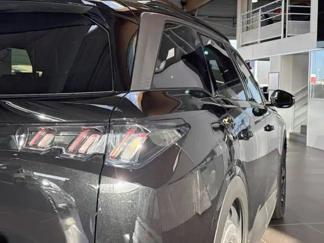 Peugeot 5008 hybrid 145 e-dcs6 — photo 17