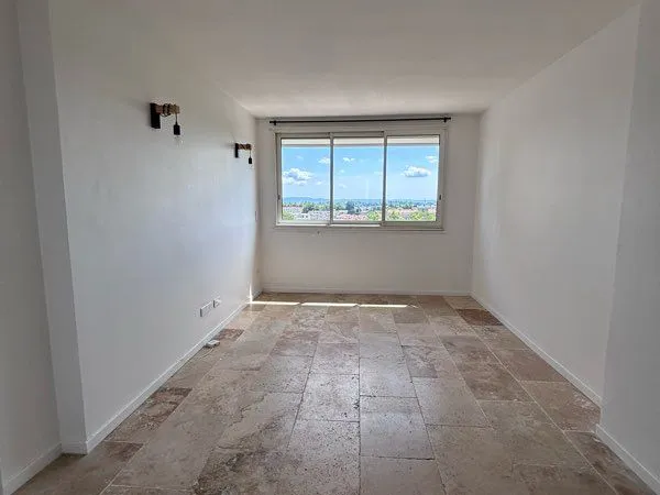 T2 bis 50 m2. Rénové avec vue panoramique, très lumineux