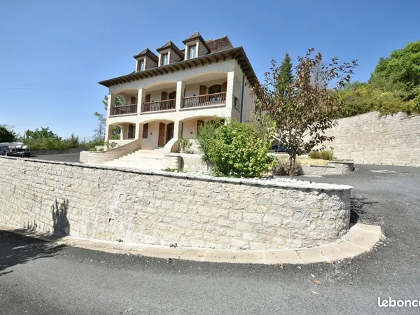 Propriété 6 pièces 256 m²