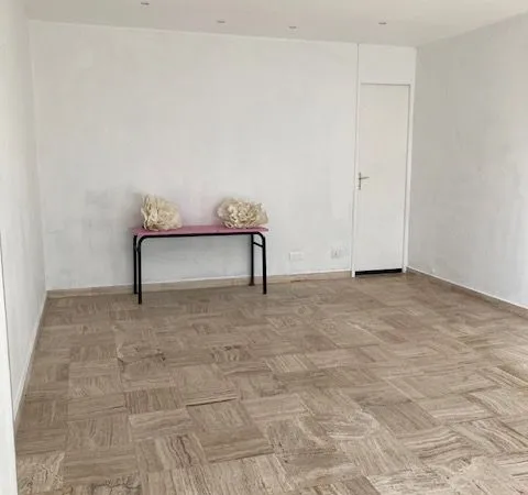 À VENDRE - Rare au Lavandou : Murs commerciaux idéalement situés