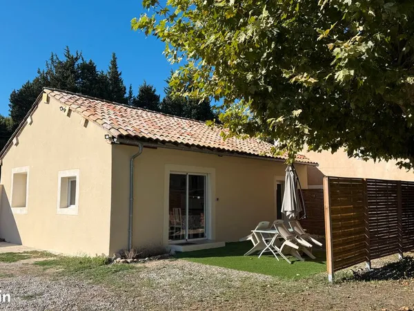Maison neuve 3 pièces meublée avec parkings, terrain et portail automatique, au calme. Bail de 8 moi