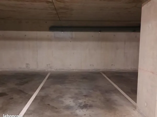 Grande place de parking 5 X 2.5m Accès sécurisé double portail à 8mn de la gare