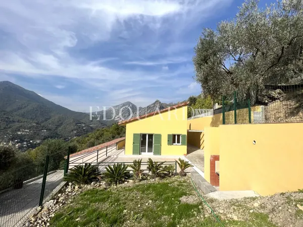 Villa en cours de rénovation avec vaste terrain, spacieuse terrasse, double garage et parking. Exclu