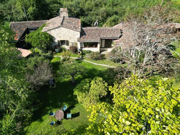 Maison de caractère avec piscine, maison à rénover et terrain de 3 652 m²