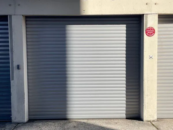 Grand garage double en hauteur - Porte électrique - Résidence sécurisée