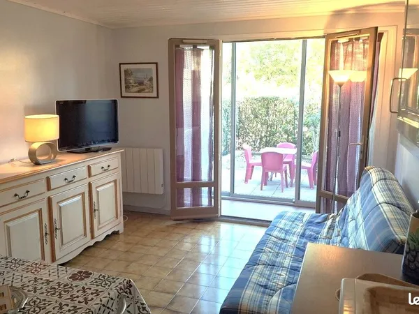 Agréable studio meublé, jardin, parking aisé, proche ville et mer