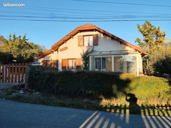 Location à l'année d'une maison individuelle meublée avec jardin