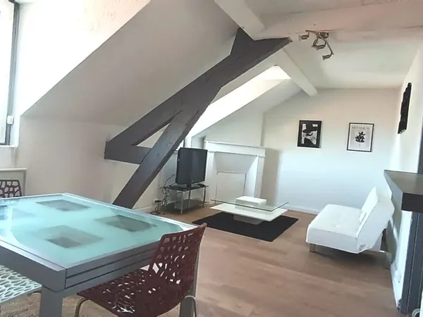 T2 climatisé 3eme étage sans ascenseur proche des Halles