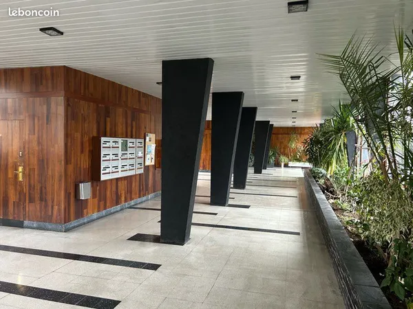 Mont-Saint-Aignan, à côté de la place Colbert : local de 50 m² pour profession libérale