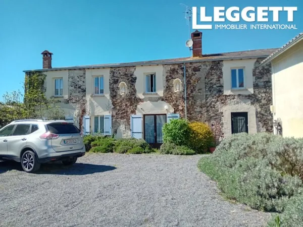 Deux maisons en pierres, au coeur d'un bourg calme ,très bien présentées, une en gîte avec piscine.