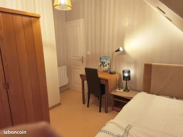 Chambre meublée