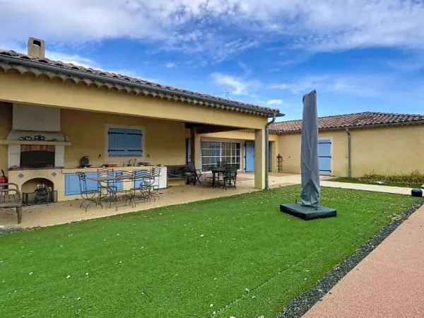 Villa au calme 220m² + Piscine + 6000m² Terrain divisible, Ollières 83470