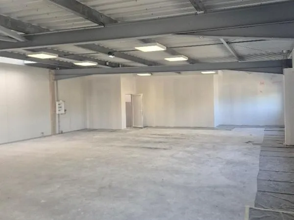 SALLEBOEUF - Local d'activités avec bureaux 372 m²
