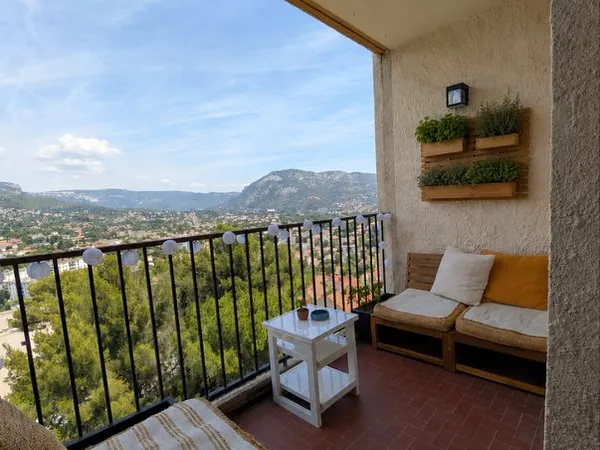 Location annuelle - 80 m² rénové - 2 chambres - 2 parkings - Vue collines - 1 450