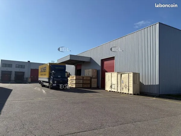 Local d'activité 1 793 m²
