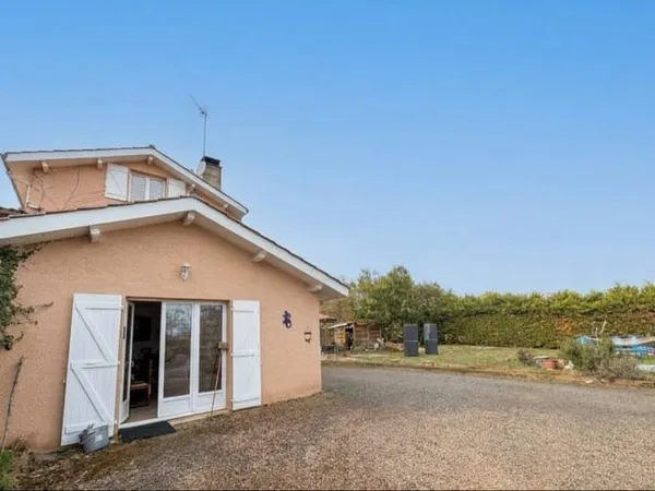 Charme et potentiel pour cette maison de construction traditionnelle d'artisan