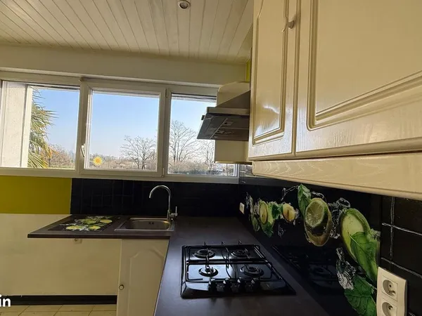Agréable Maison familiale T4/5 bien orientée avec jardin clos, poêle à pellets, dépendances et espac