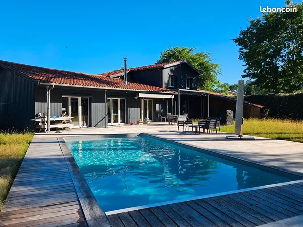 Maison aux beaux volumes face à la forêt