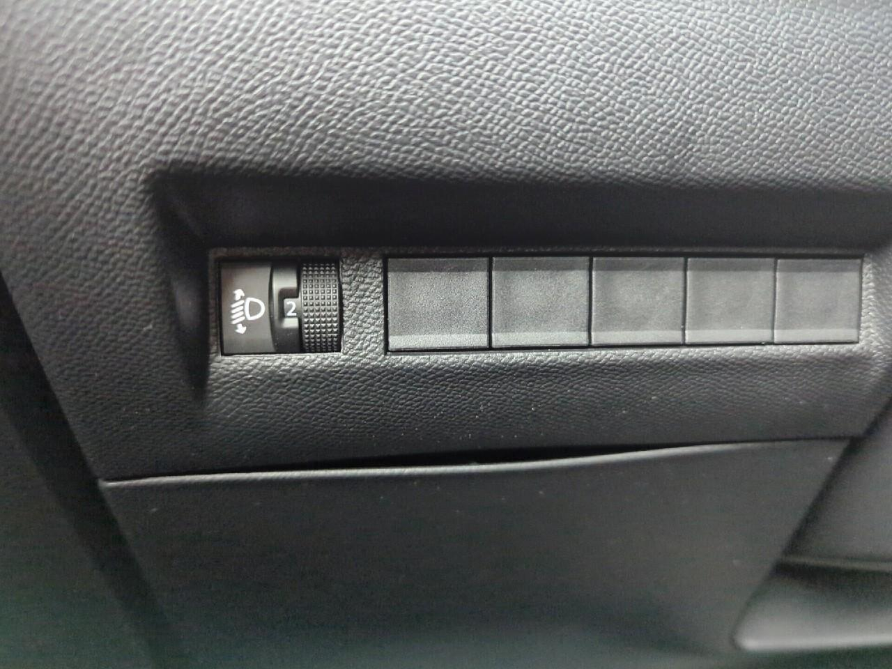 Peugeot 2008 hybrid 145 e-dcs6 allure — photo 21